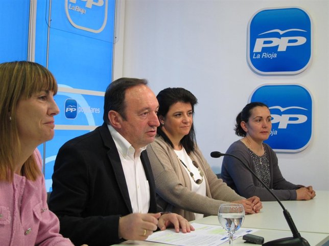 Sanz en comparecencia de prensa sobre mujer