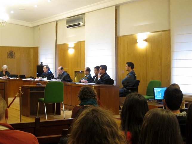 El acusado junto a su letrado, en una de las sesiones del juicio.