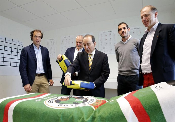 Entrega de los dos desfibriladores al Racing
