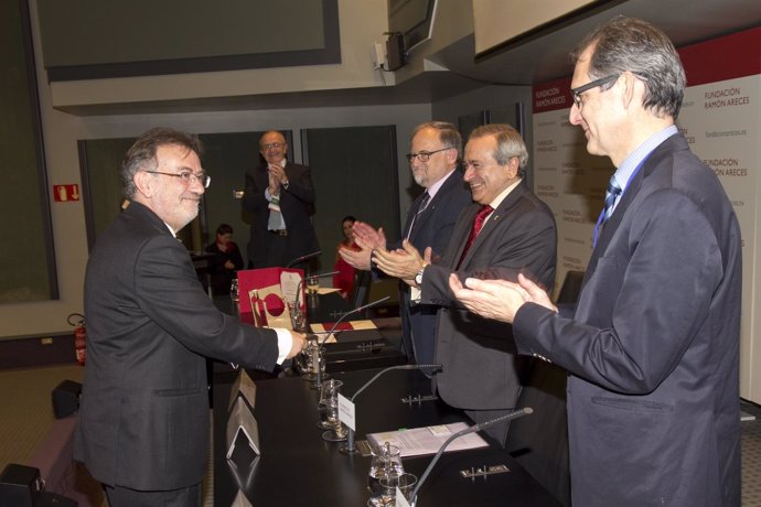 Entrega del premio al profesor José Luis Martínez 