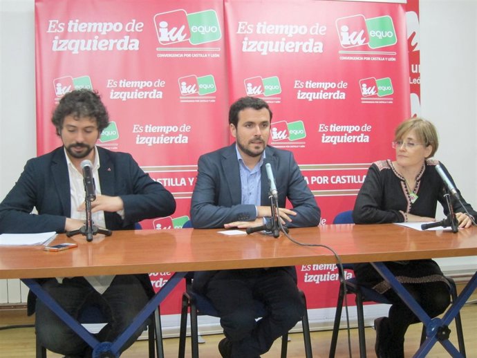 Alberto Garzón en el centro de la imagen