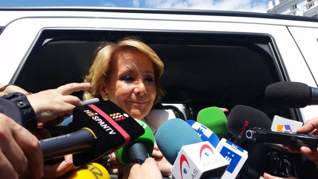 Esperanza Aguirre en taxi