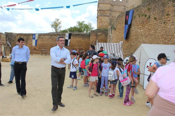 Los escolares han sido los primeros en disfrutar de la Alcalá del medievo. 