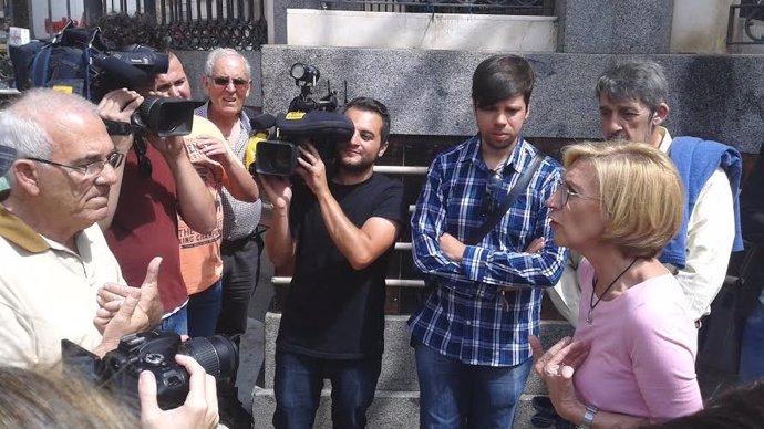 La portavoz nacional de UPyD, Rosa Díez, conversa con un ciudadano en Huelva.