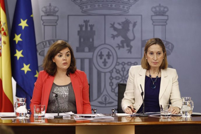 Soraya Santamaría y Ana Pastor tras el Consejo de Ministros