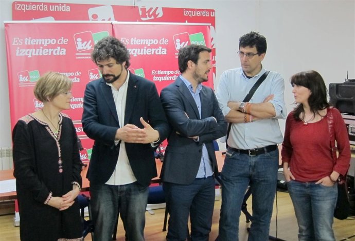 Alberto Garzón en el centro de la imagen