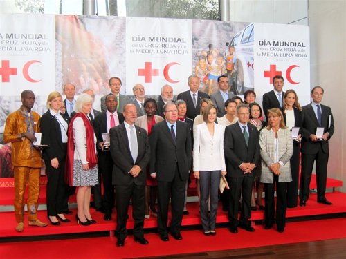 La Reina Letizia, Herrera y De la Riva con los premiados por Cruz Roja