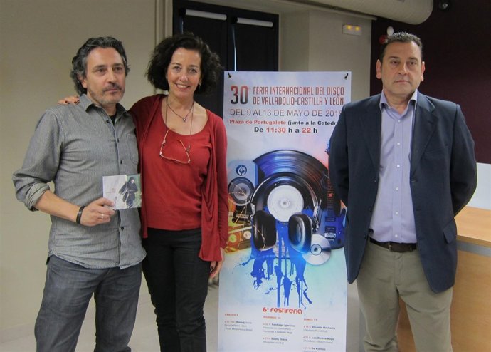 Santiago Iglesias (izq), Mercedes Cantalapiedra y Carlos Ramírez ante el cartel 