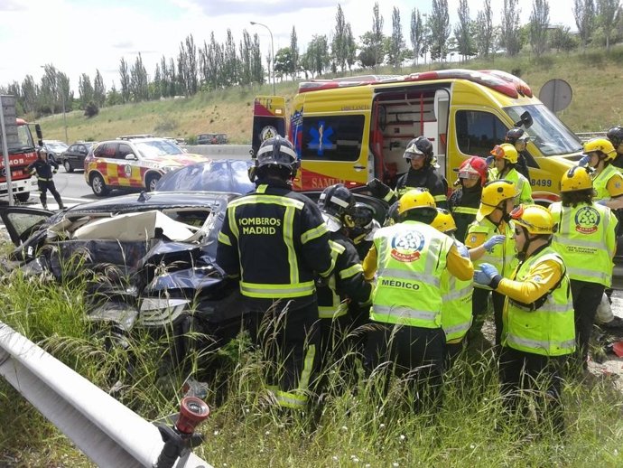 Los servicios de emergencias atienden al herido grave