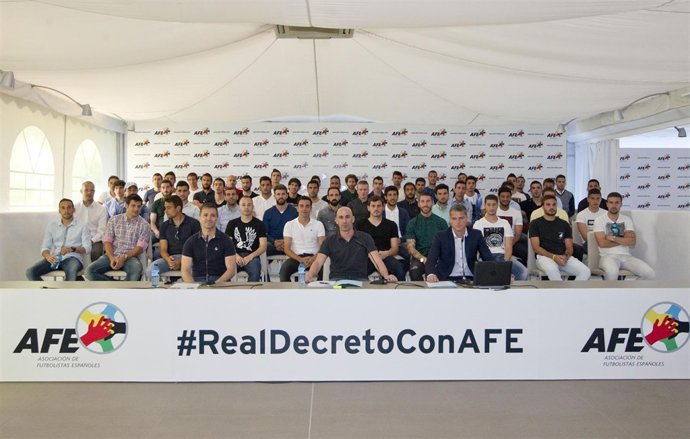 Rubiales con los capitanes respaldándole