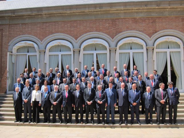 Foto de familia de un almuerzo por el Salón del Automóvil, con los ptes.M.Rajoy 