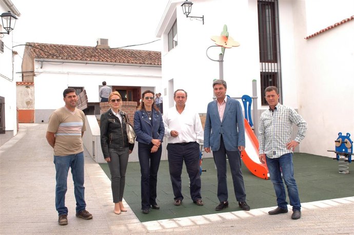 Lorite (2º dcha.) en la remodelada plaza