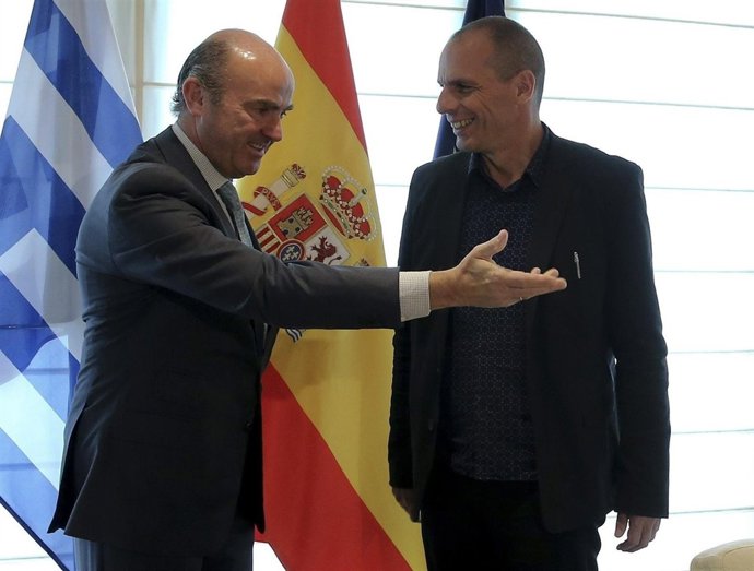 Luis de Guindos y el ministro de Finanzas griego, Yanis Varufakis