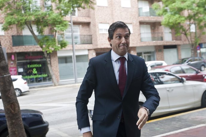 El exalcalde de Paterna, Lorenzo Agustí, a su entrada a los juzgados