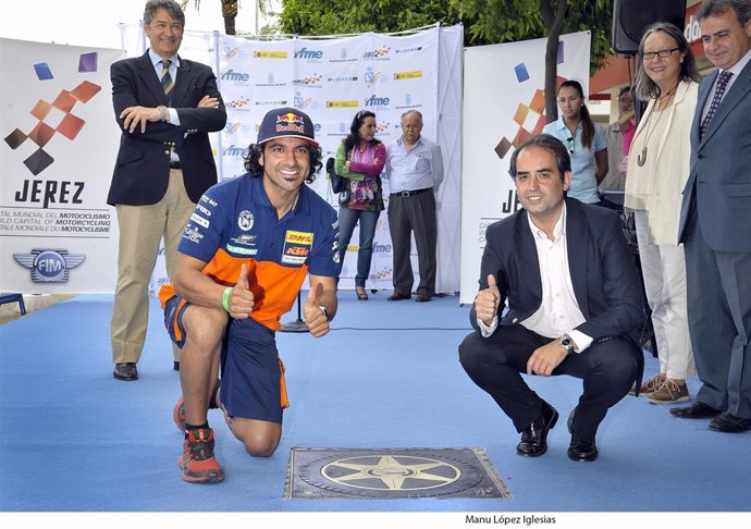 Cervantes y Saldaña junto a la estrella