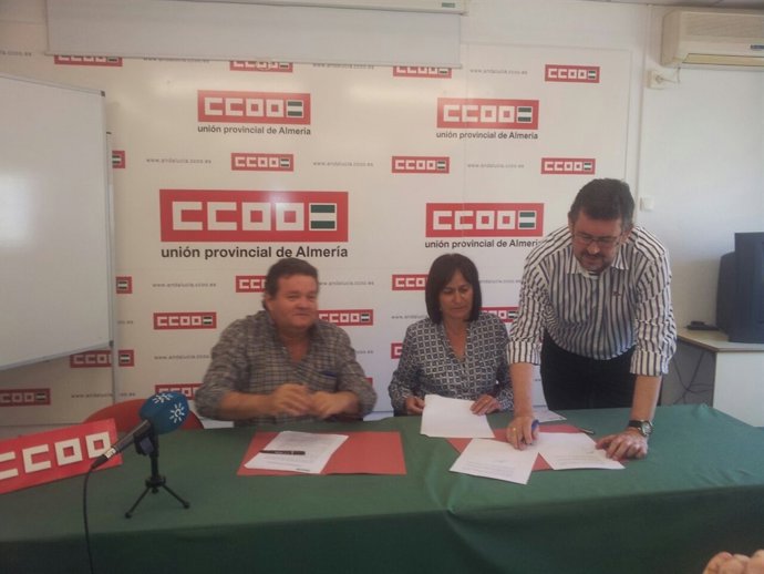 Esteban suscribe el pacto por el empleo de IU