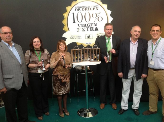 Gálvez (3i) en el estand de las DO jiennenses en Expoliva.