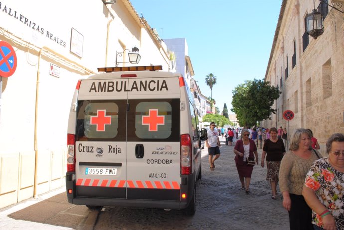 Ambulancia que ofrecerá asistencia durante los Patios de Córdoba