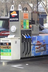 Los operadores petrolíferos reciben con escepticismo el tope de 3 gasolineras seguidas por carretera