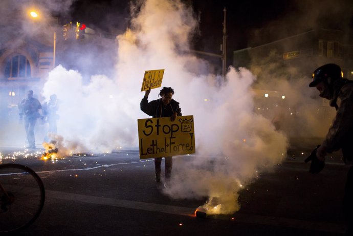 En Baltimore un protestante sostiene una pancarta
