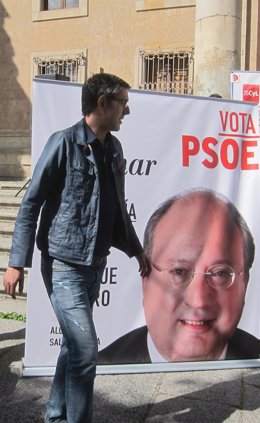 Eduardo Madina camina ante un cartel electoral del PSOE
