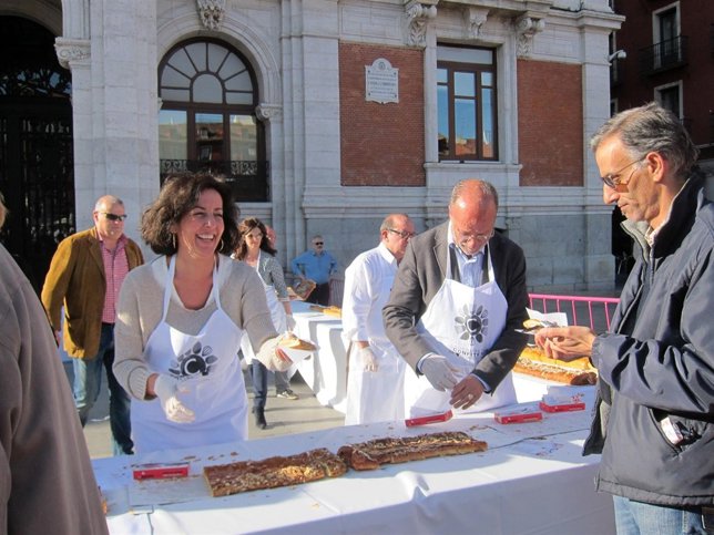 El alcalde y Mercedes Cantalapiedra, durante el reparto de la tarta de San Pedro