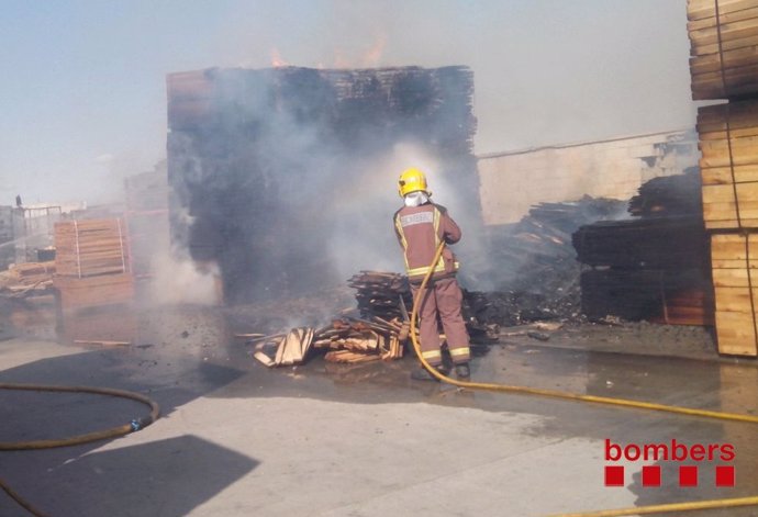 Un incendio afecta dos naves industriales en Raïmat 