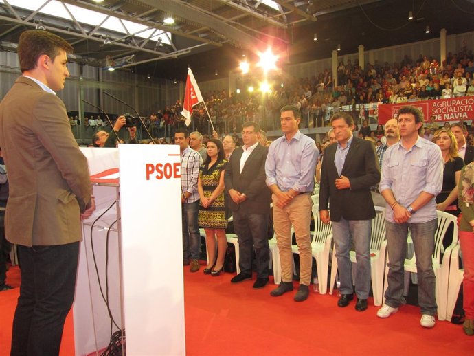 Minuto de silencio en el arranque de la campaña socialista en Gijón