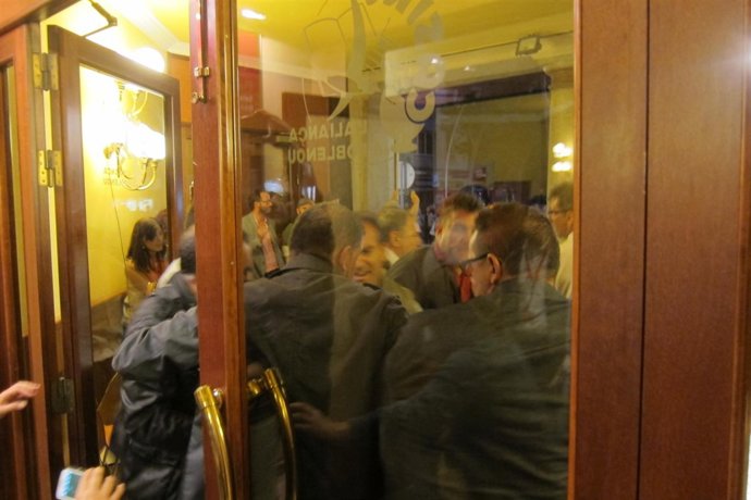 Irrumpe un hombre en el debate de candidatos y es detenido 