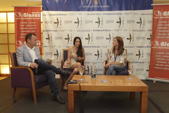 Almudena Cid en una charla-coloquio de la Diputación de Almería