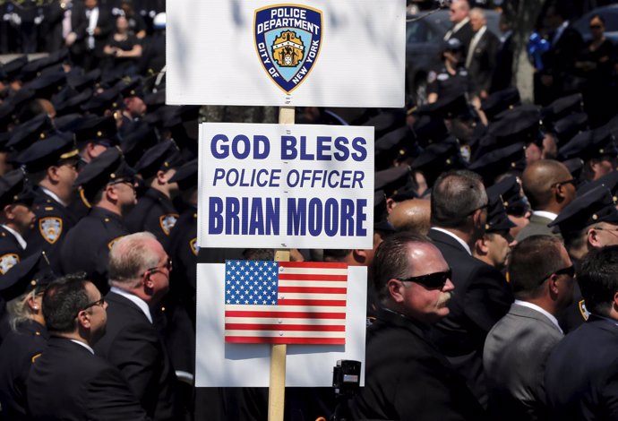 Funeral en honor al policía Brian Moore