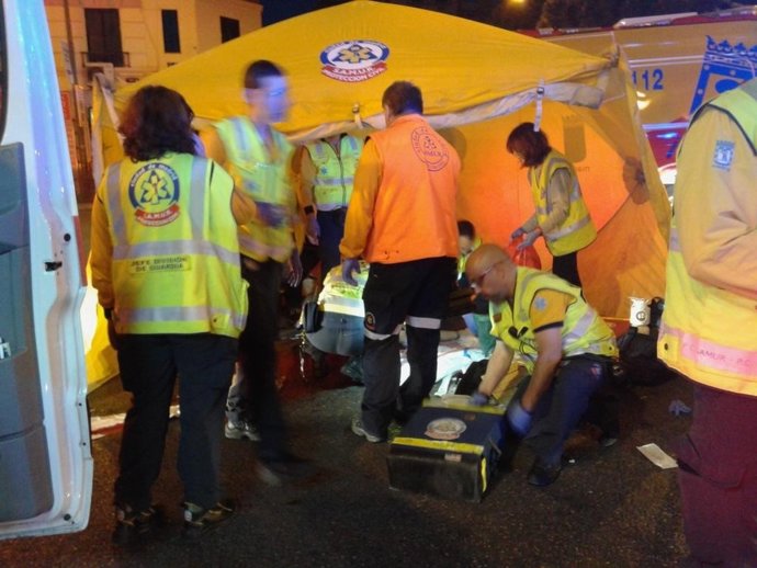 Los sanitarios intentan salvar la vida del atropellado