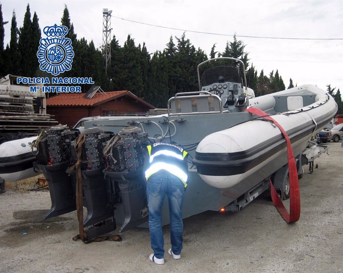 Barca lancha neumática intervenida por la policía soporte a tráfico hachís