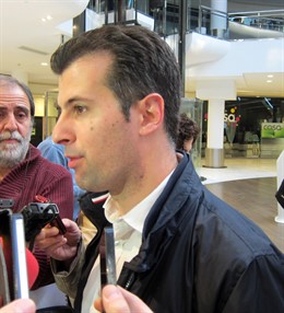 El secretario regional socialista, Luis Tudanca, en Vallsur