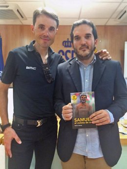 Samuel Sánchez presenta su libro con Nacho Labarga, redactor de Marca