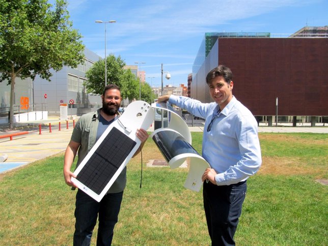 Juan Demetrio (izq), con el módulo solar para sombrillas, y David Montoro.