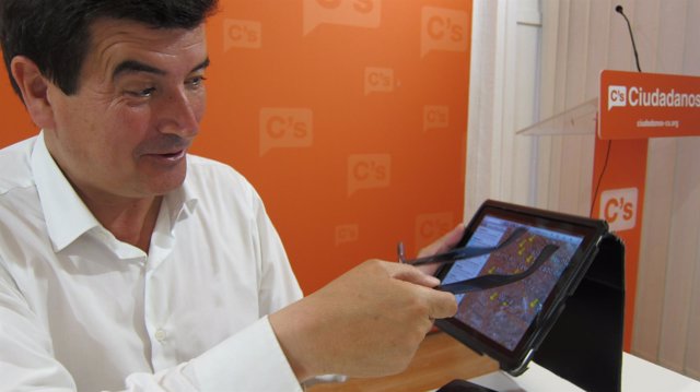 Giner muestra un proyecto para Valencia en su tablet