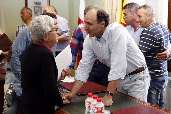 El presidente de Cantabria, Ignacio Diego,  con afectados por derribos de ARgoño