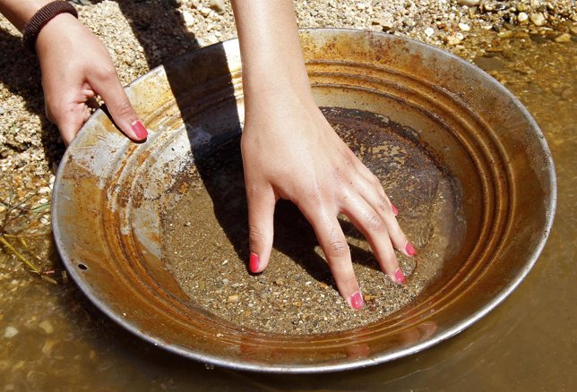 Young girl searches for gold on the waters of Foz do Cobrao