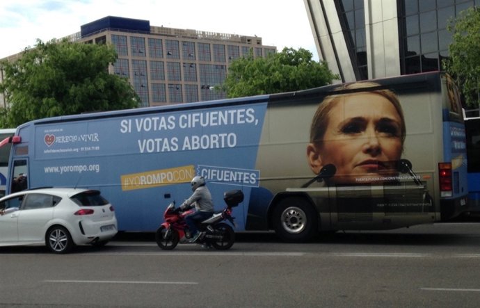 Autobús contra Cifuentes de Hazte Oir