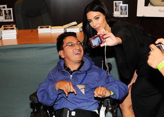 Kim Kardashian firmando copias de su nuevo libro en Los Angeles-Los Angeles, CA 