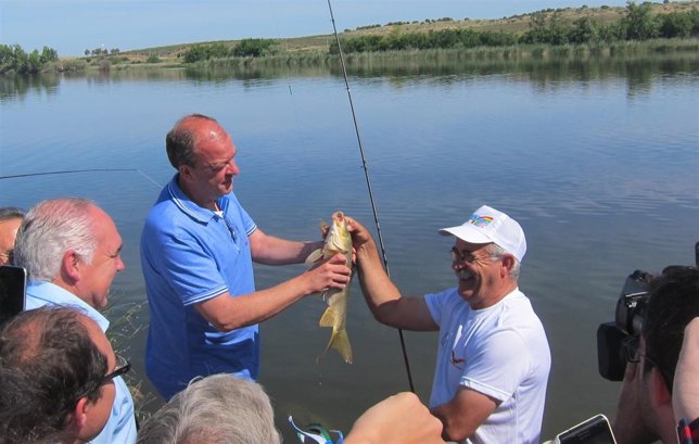 José Antonio Monago pesca una carpa