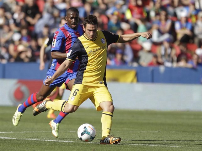 Koke se lleva un balón ante Diop, del Levante