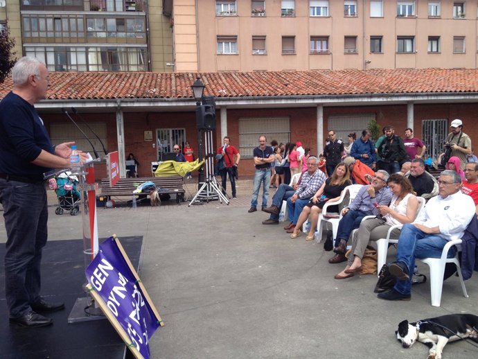 Cayo Lara en Ventanielles. 