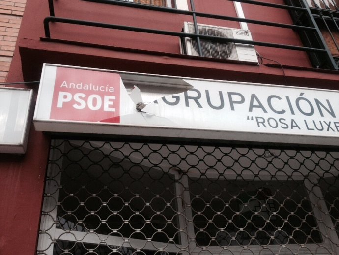 Desperfectos en la sede del PSOE.