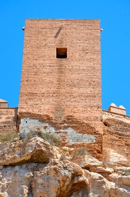 Torre de la Alcalzaba, donde se muestran los desperfectos