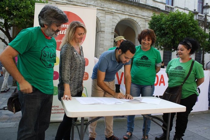 Firma del acuerdo con la PAH.