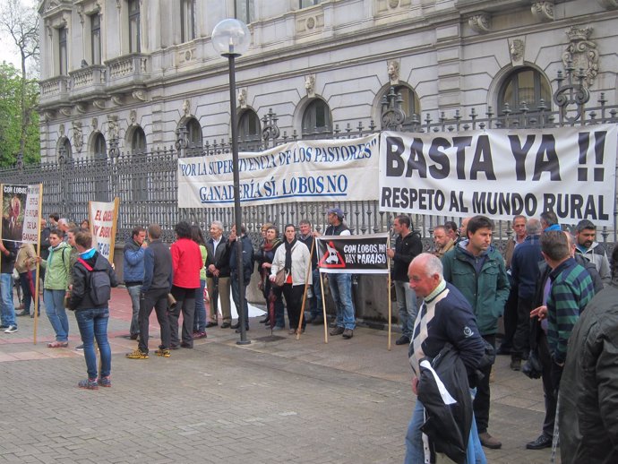 Los ganaderos asturianos protestando ante la sede de Presidencia.