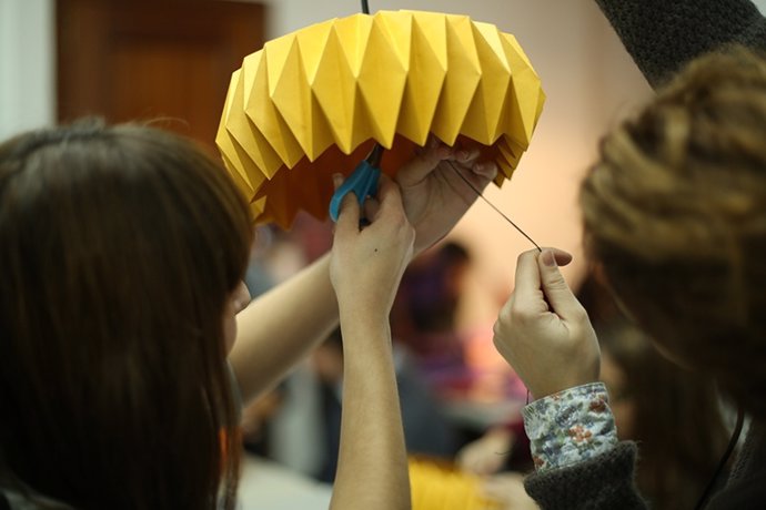 Taller de origami este domingo para crear lámparas de papel.