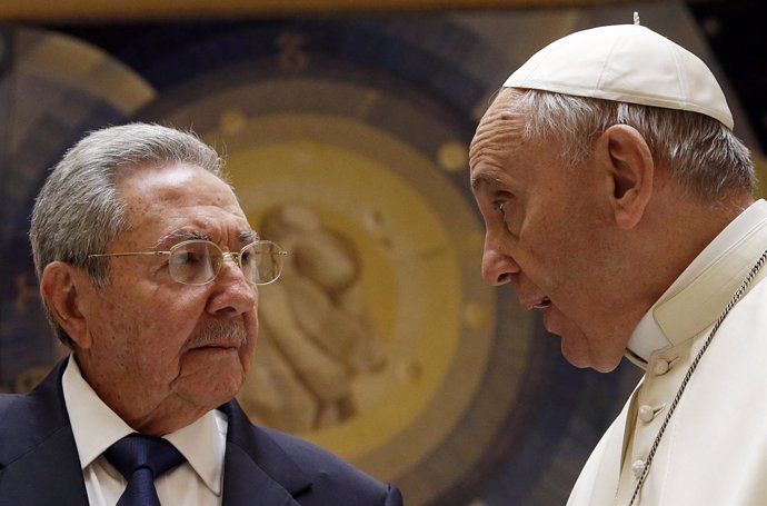 Papa Francisco se reúne con el presidente de Cuba Raúl Castro